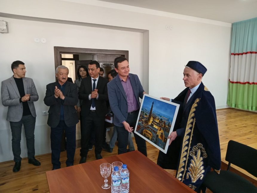 элчи Элчи мактабга келди
